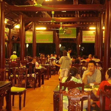 Ngoi Nha Xanh Hotel Дананг Екстериор снимка