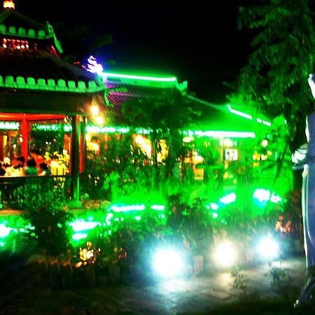 Ngoi Nha Xanh Hotel Дананг Екстериор снимка