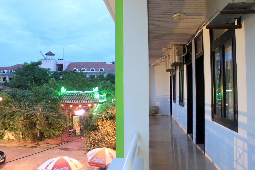 Ngoi Nha Xanh Hotel Дананг Екстериор снимка