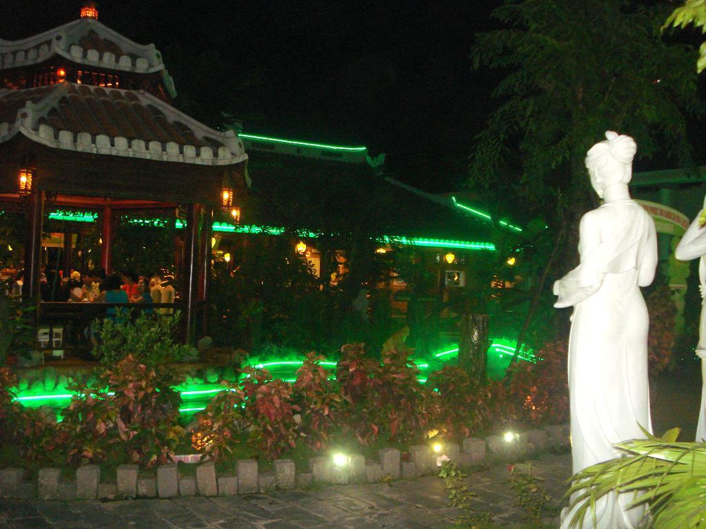 Ngoi Nha Xanh Hotel Дананг Екстериор снимка