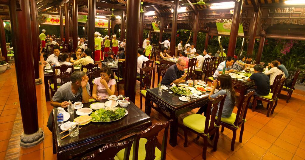 Ngoi Nha Xanh Hotel Дананг Екстериор снимка