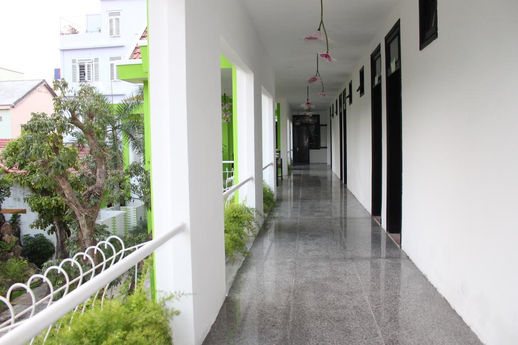 Ngoi Nha Xanh Hotel Дананг Екстериор снимка