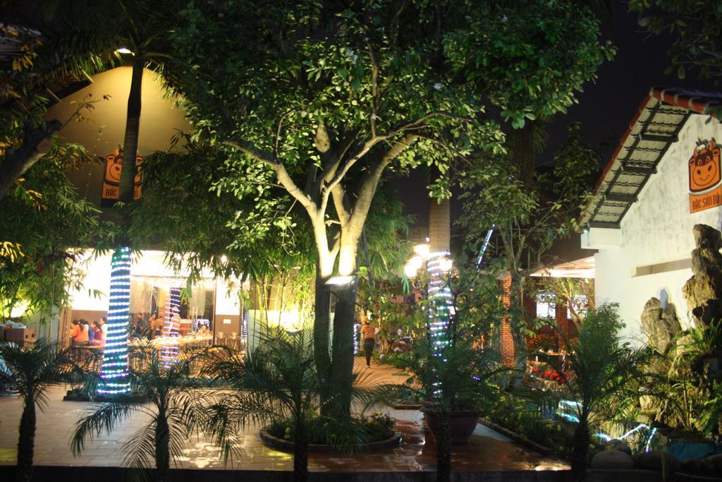 Ngoi Nha Xanh Hotel Дананг Екстериор снимка