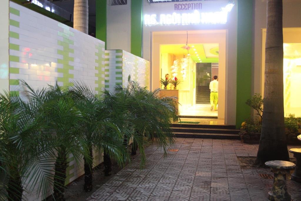 Ngoi Nha Xanh Hotel Дананг Екстериор снимка