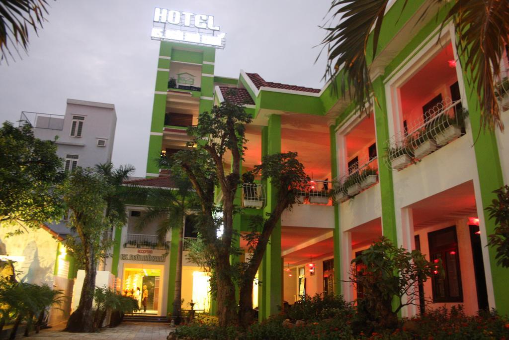 Ngoi Nha Xanh Hotel Дананг Екстериор снимка