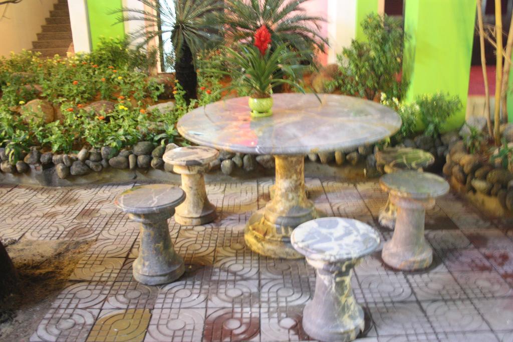 Ngoi Nha Xanh Hotel Дананг Екстериор снимка