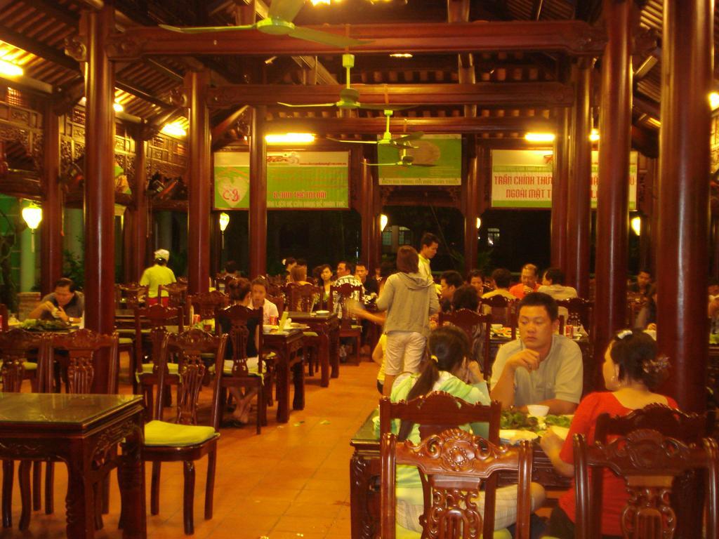Ngoi Nha Xanh Hotel Дананг Екстериор снимка