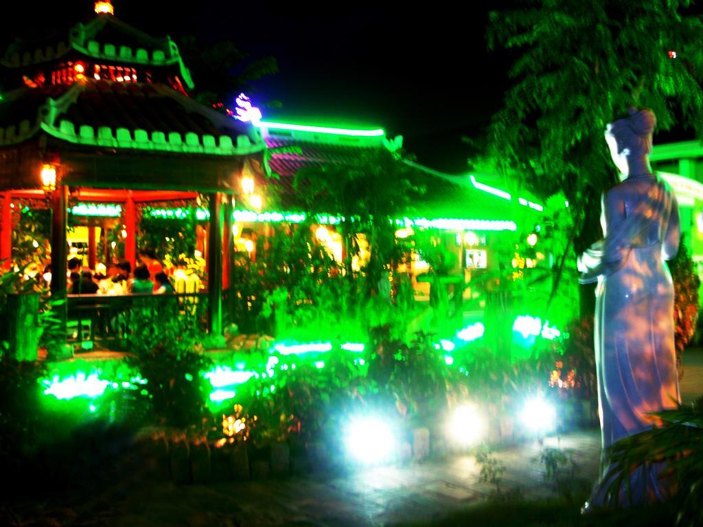 Ngoi Nha Xanh Hotel Дананг Екстериор снимка