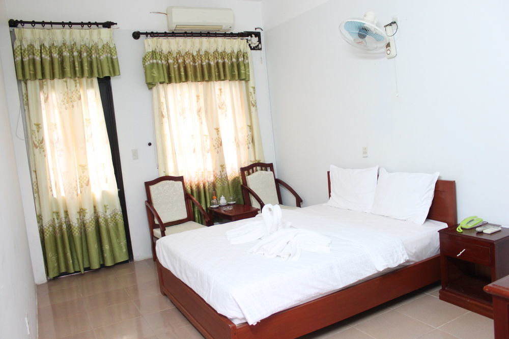 Ngoi Nha Xanh Hotel Дананг Екстериор снимка
