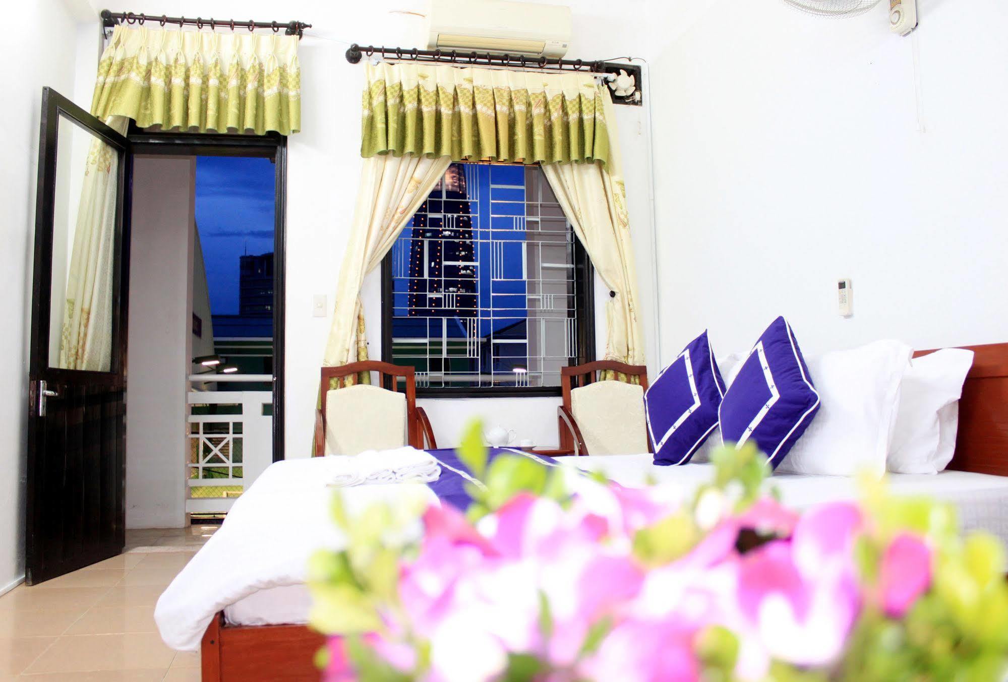 Ngoi Nha Xanh Hotel Дананг Екстериор снимка