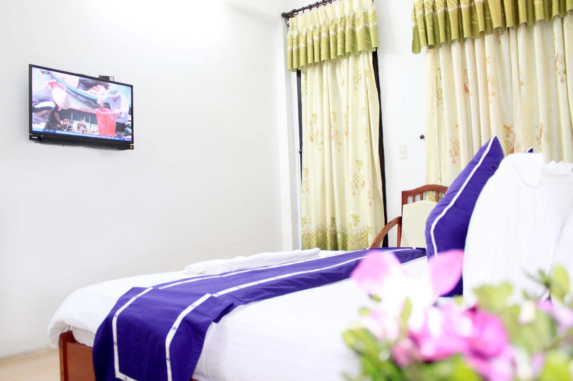 Ngoi Nha Xanh Hotel Дананг Екстериор снимка