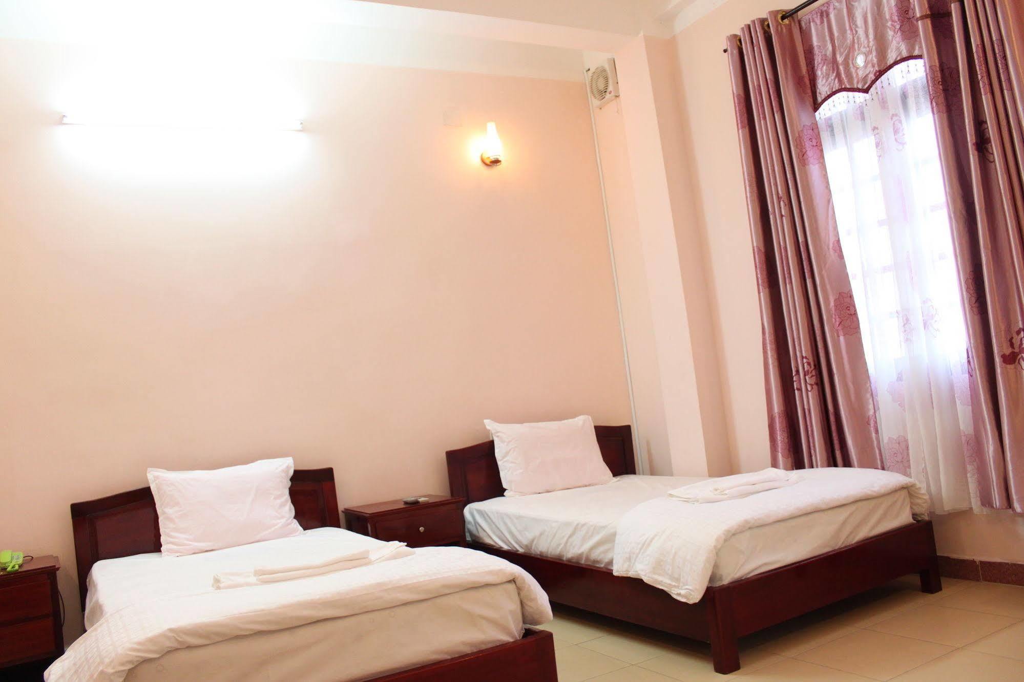 Ngoi Nha Xanh Hotel Дананг Екстериор снимка