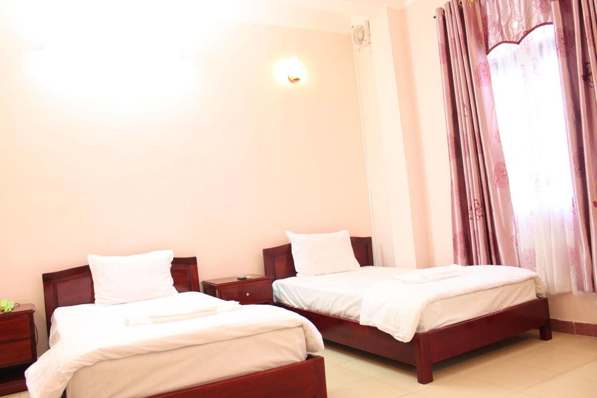 Ngoi Nha Xanh Hotel Дананг Екстериор снимка