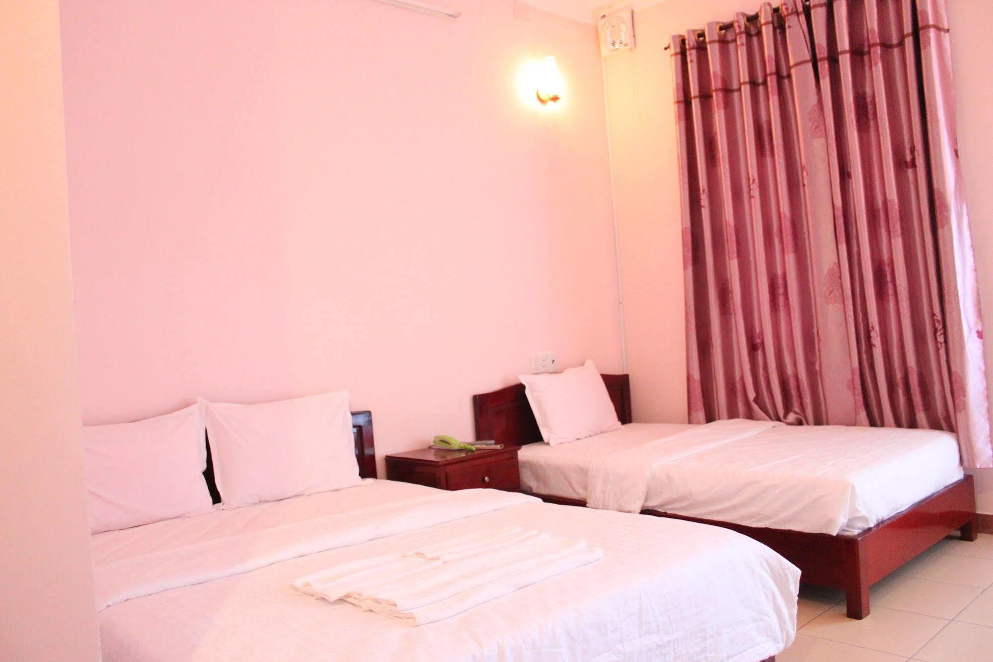 Ngoi Nha Xanh Hotel Дананг Екстериор снимка