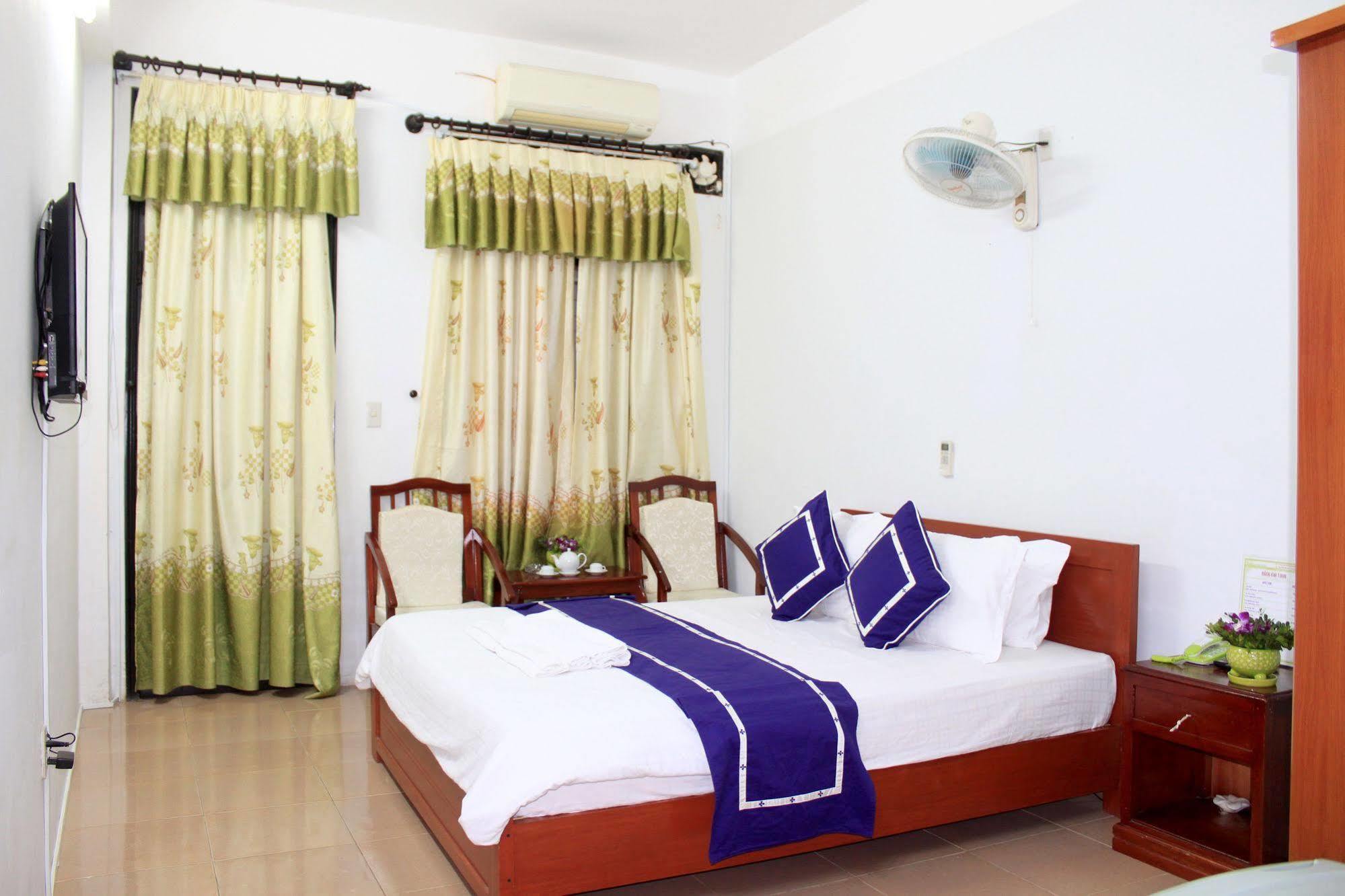 Ngoi Nha Xanh Hotel Дананг Екстериор снимка