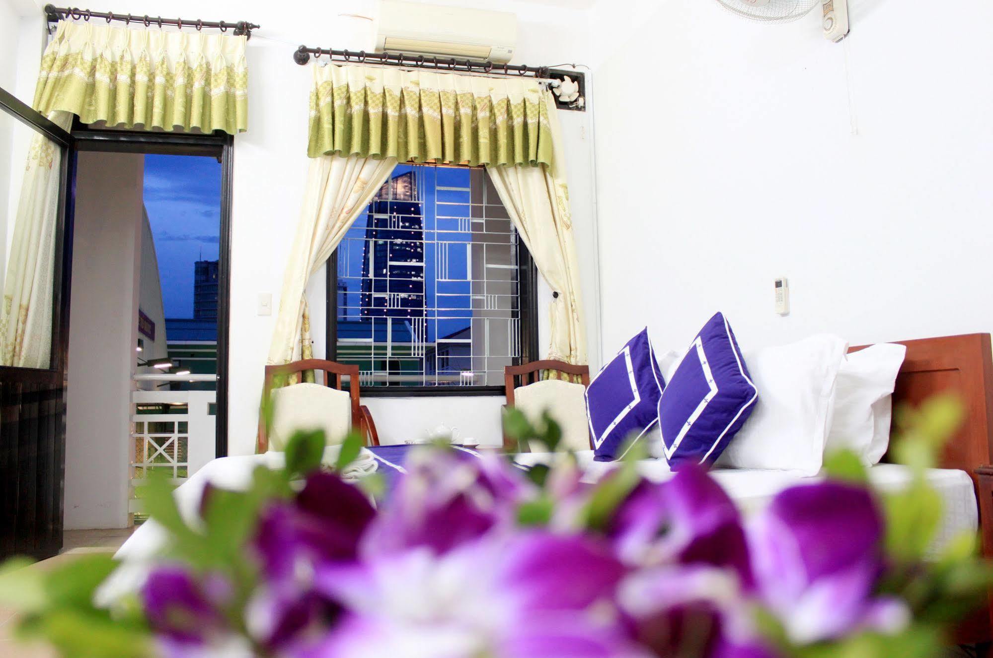 Ngoi Nha Xanh Hotel Дананг Екстериор снимка