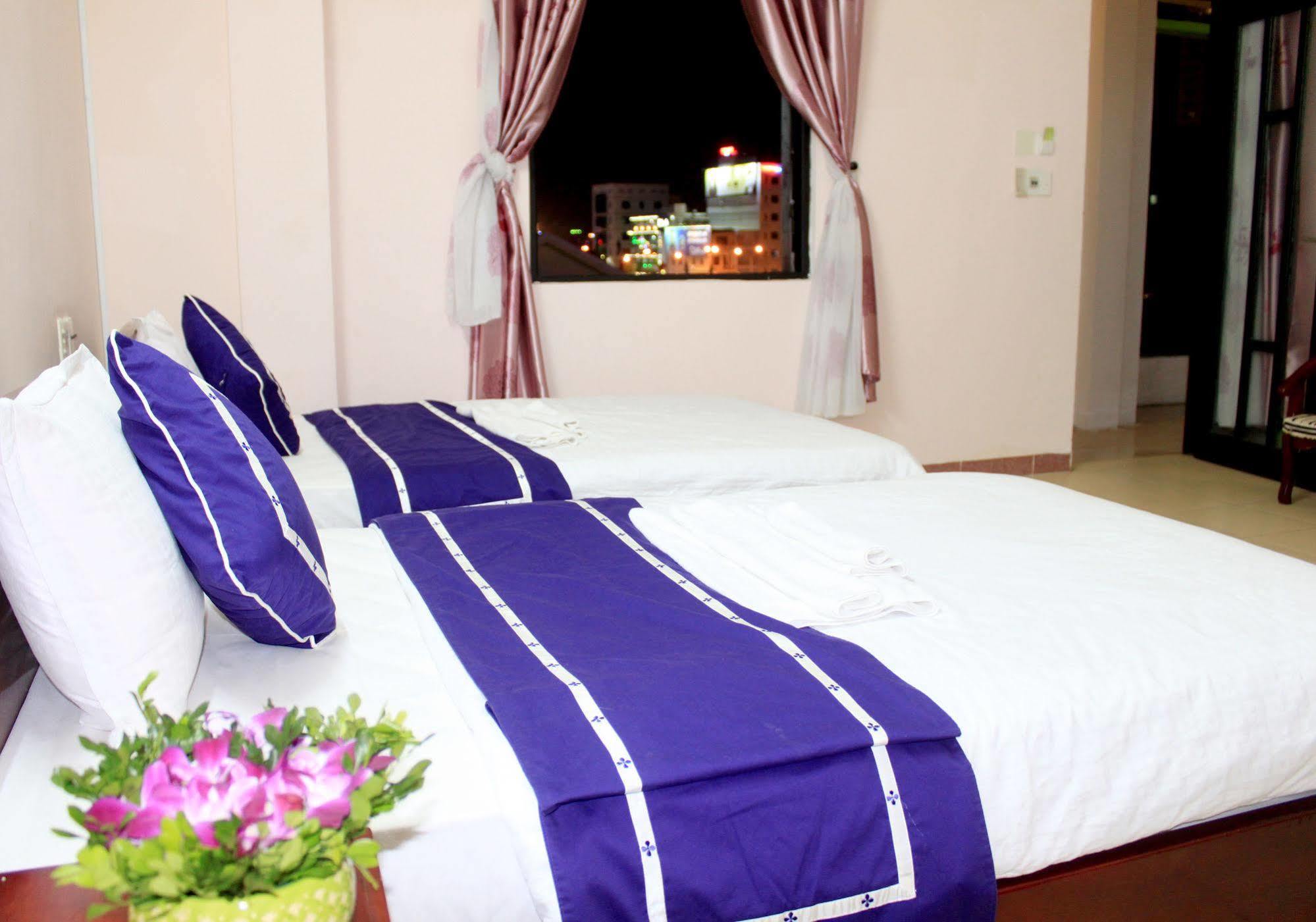Ngoi Nha Xanh Hotel Дананг Екстериор снимка