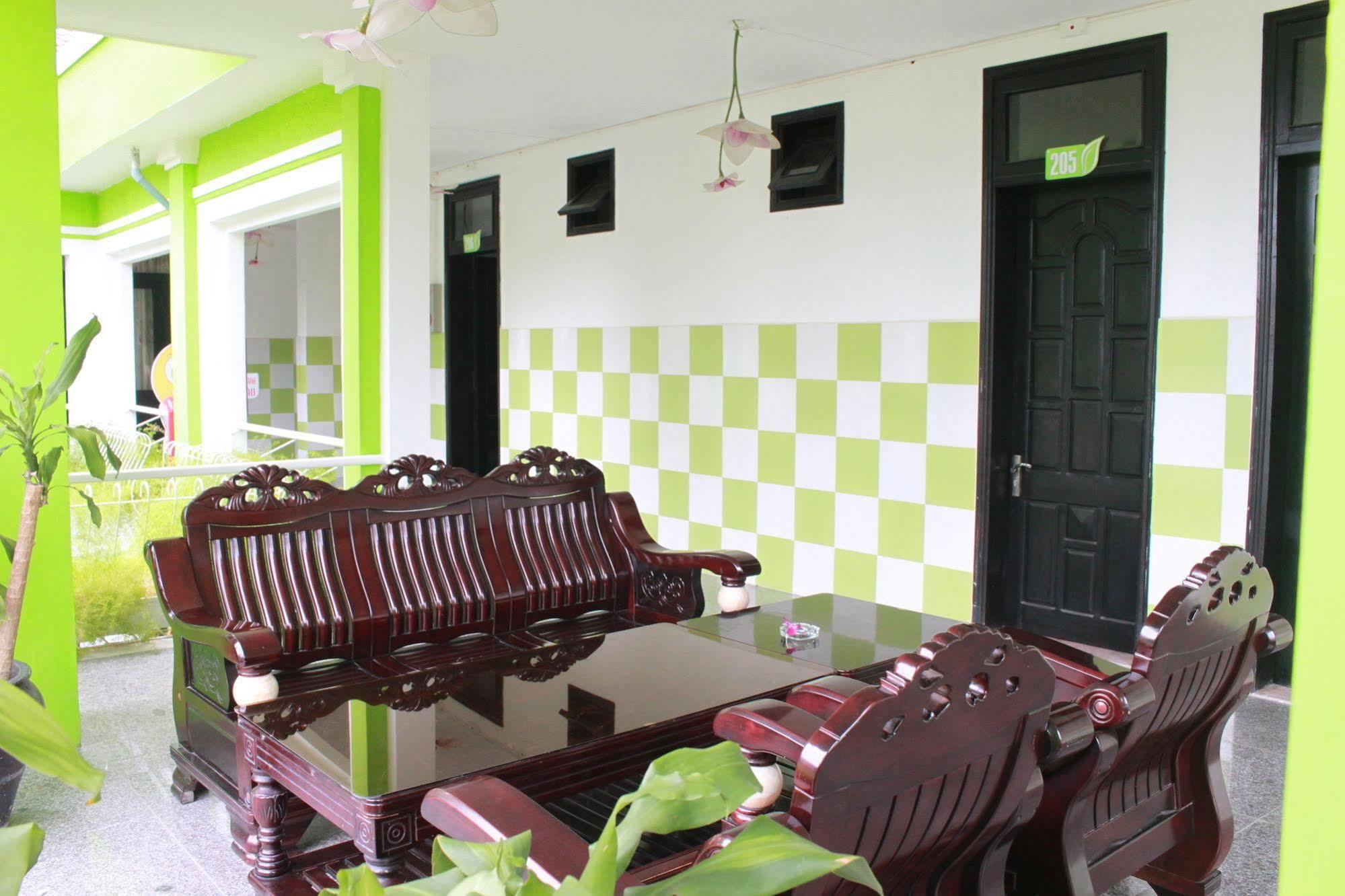 Ngoi Nha Xanh Hotel Дананг Екстериор снимка
